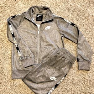 Nike boys size 4-5 gray track suit